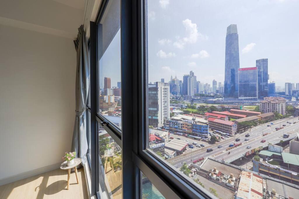 Modern City Haven Premium Amenities 2 Rooms 3 Beds
