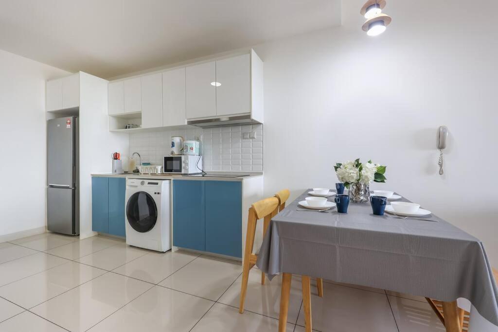 Modern City Haven Premium Amenities 2 Rooms 3 Beds