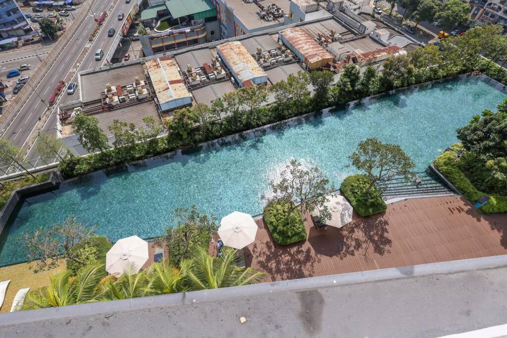 Modern City Haven Premium Amenities 2 Rooms 3 Beds