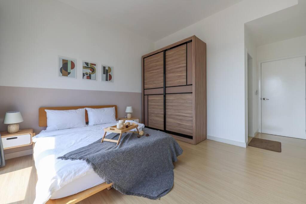 Modern City Haven Premium Amenities 2 Rooms 3 Beds