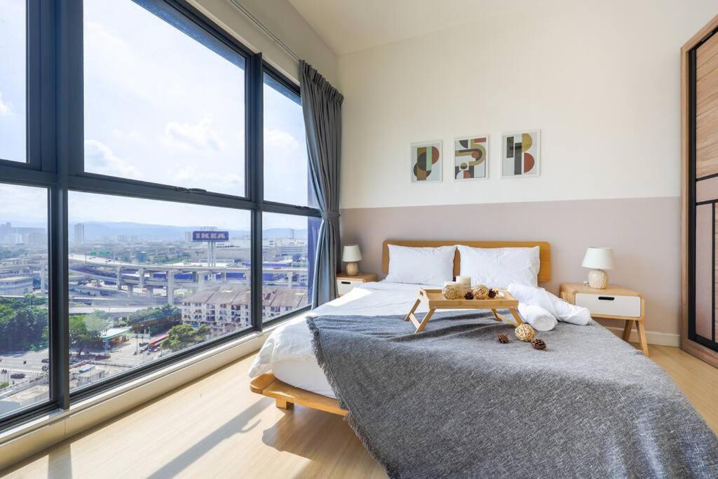 Modern City Haven Premium Amenities 2 Rooms 3 Beds