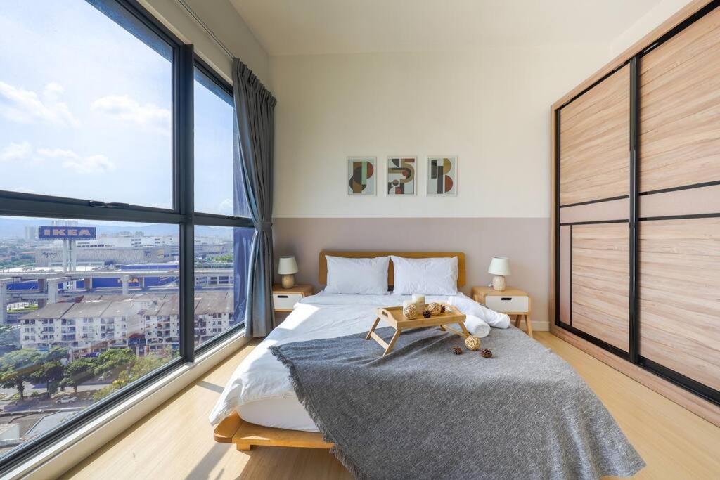 Modern City Haven Premium Amenities 2 Rooms 3 Beds