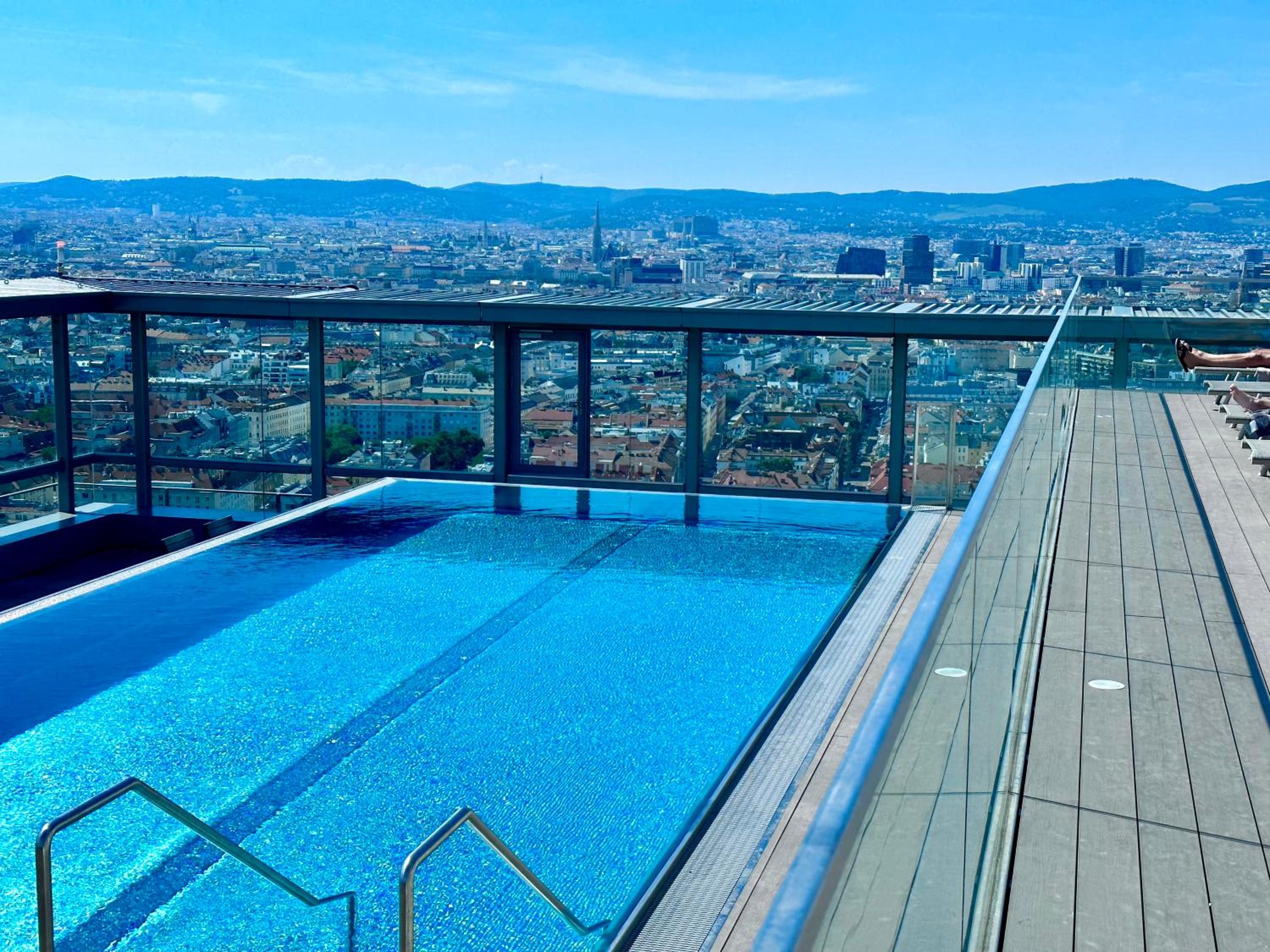PANORAMA SKY Apartment I Rooftop Pool I Metro station