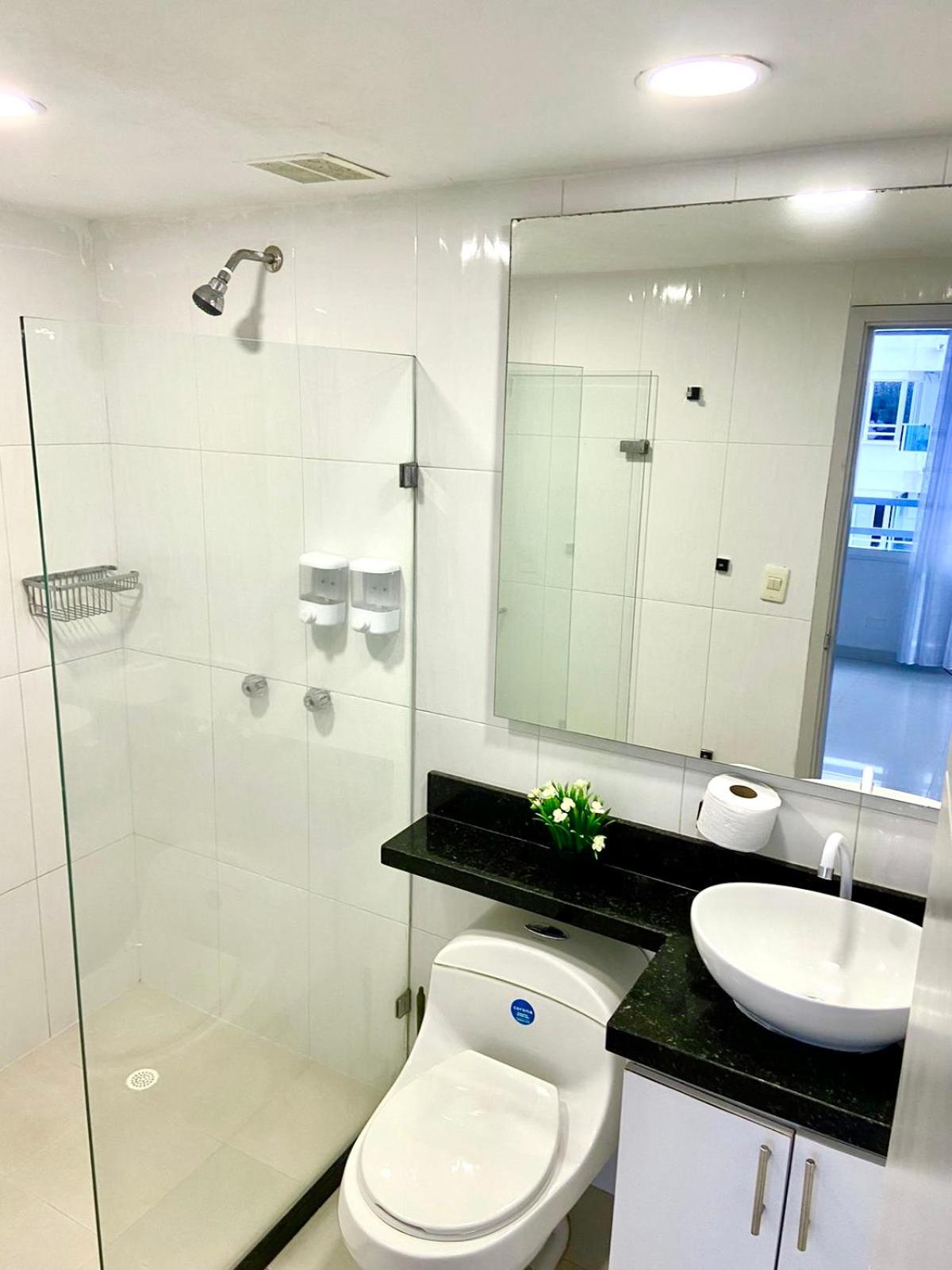 Lindo apartamento en el Laguito! Gran ubicación, vista al Mar Piso 8