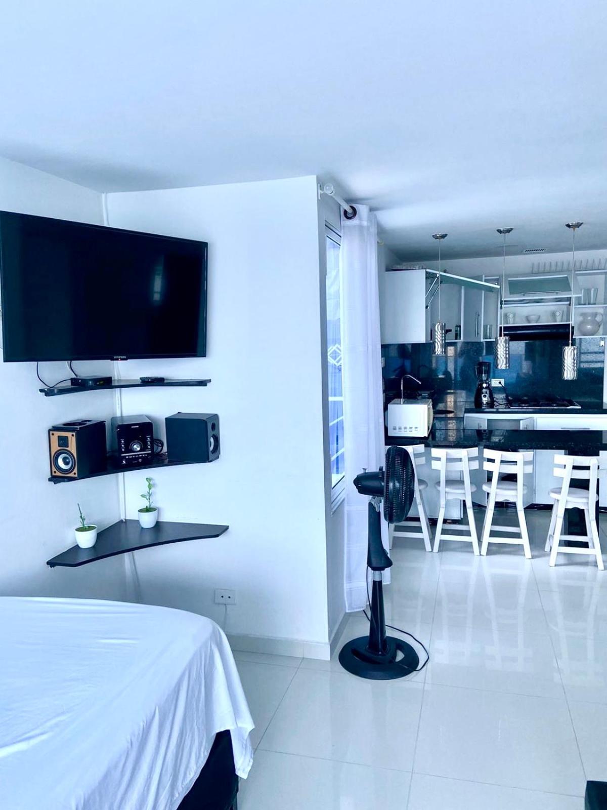 Lindo apartamento en el Laguito! Gran ubicación, vista al Mar Piso 8