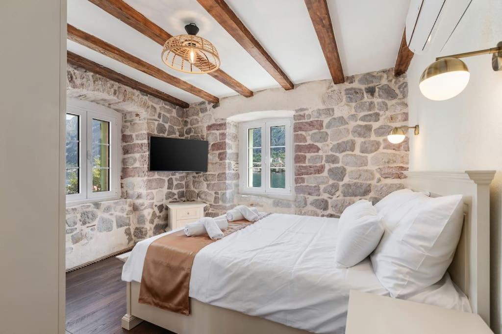 Seaside Stone House - Bella Vista