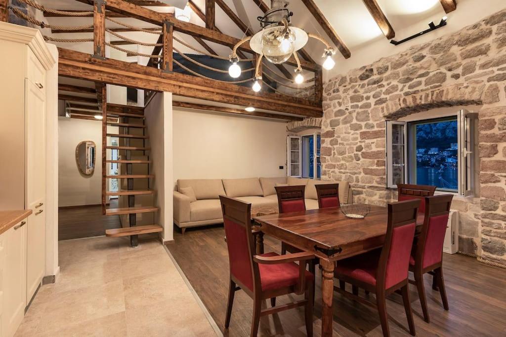 Seaside Stone House - Bella Vista