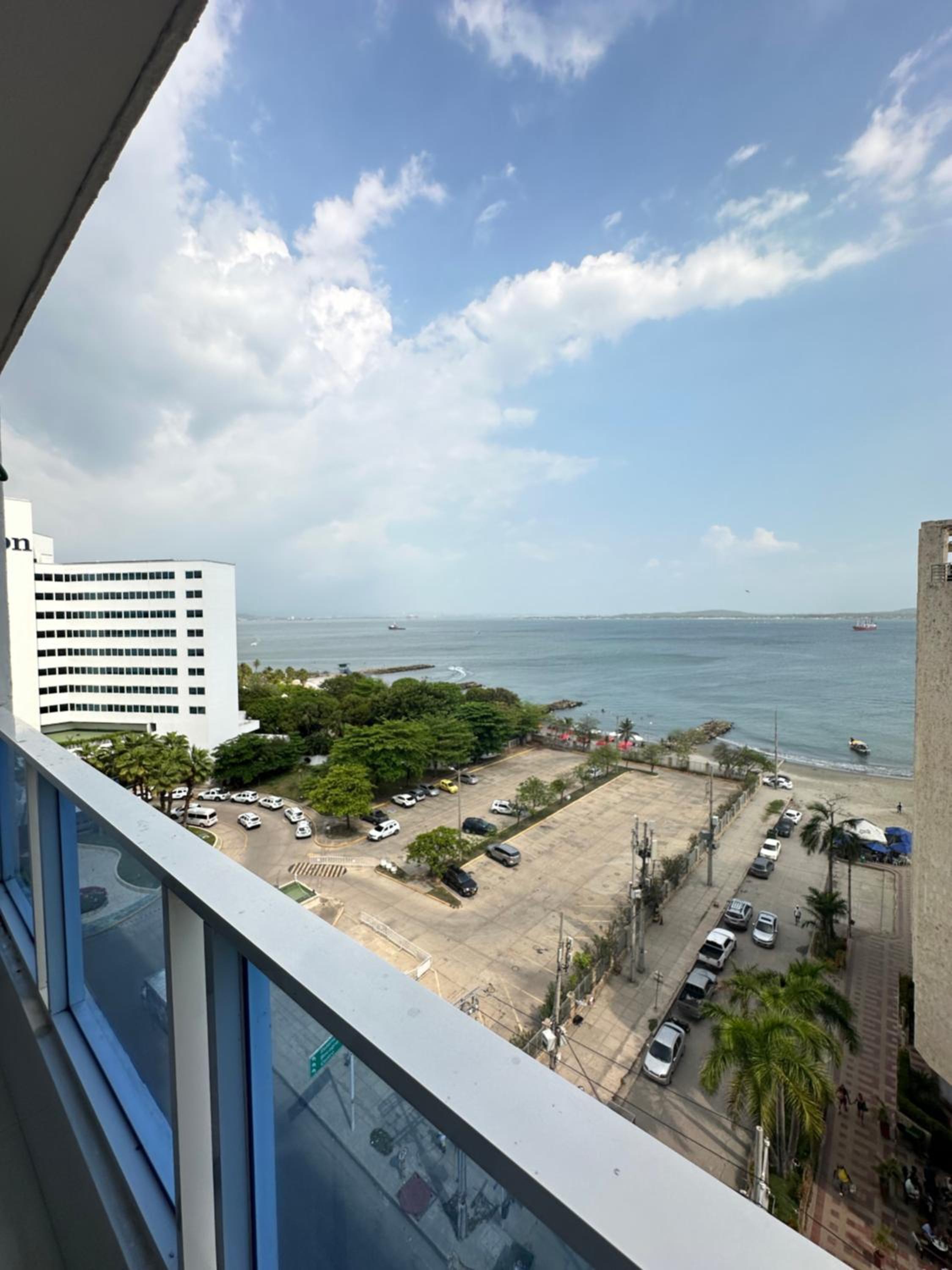 Lindo apartamento en el Laguito! Gran ubicación, vista al Mar Piso 8