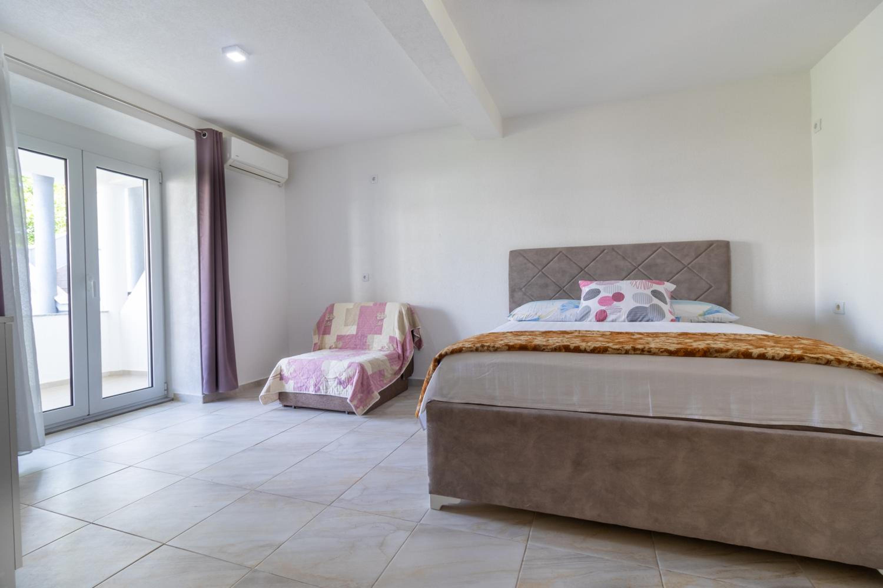 Tomi Guesthouse