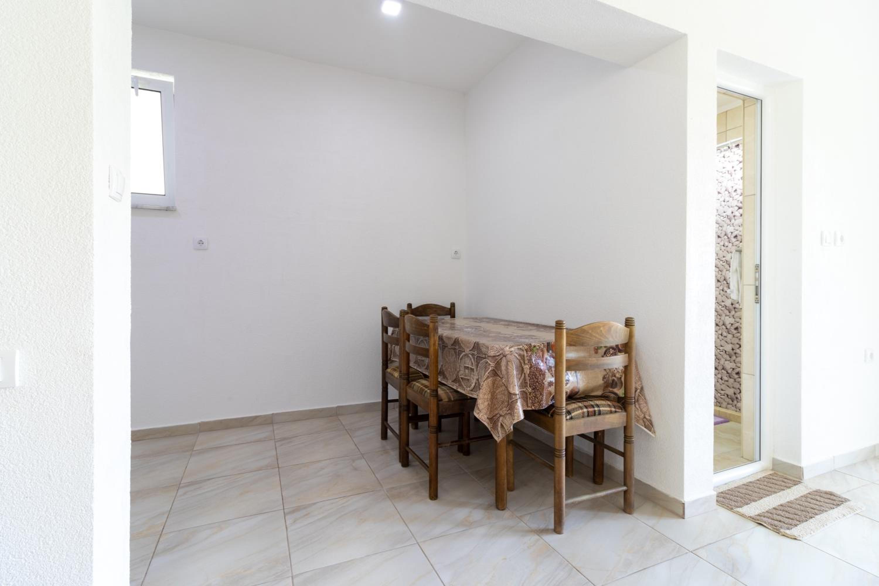 Tomi Guesthouse