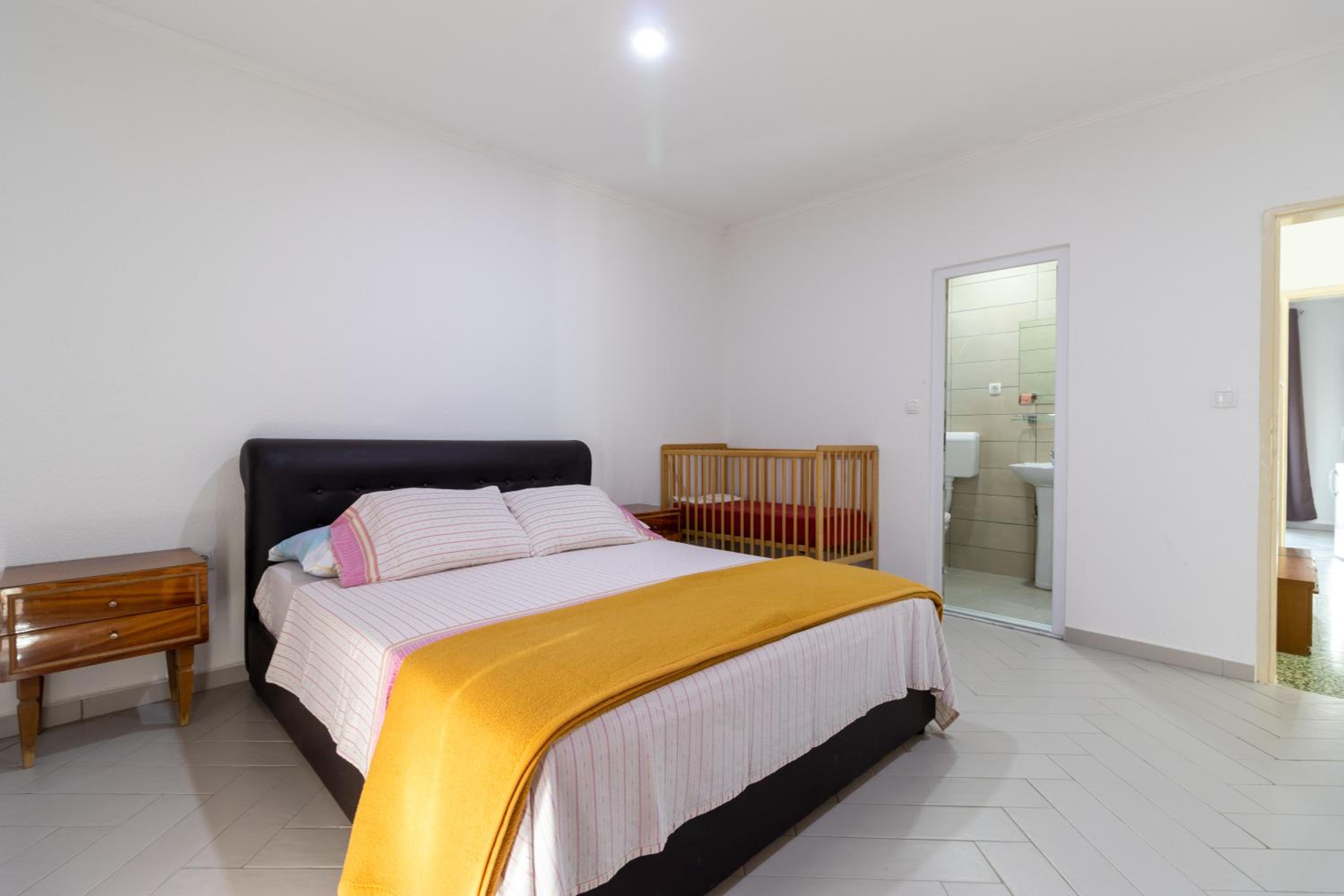 Tomi Guesthouse