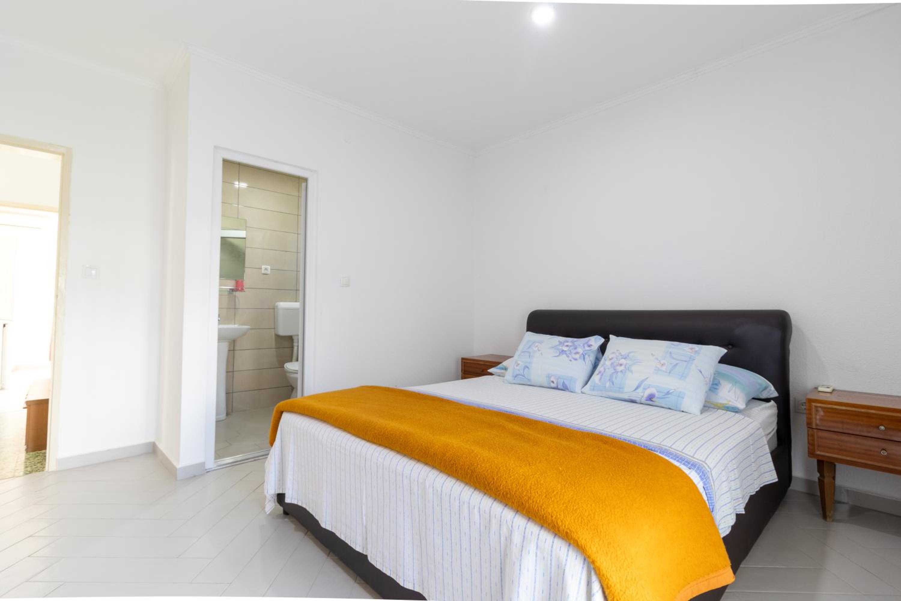 Tomi Guesthouse