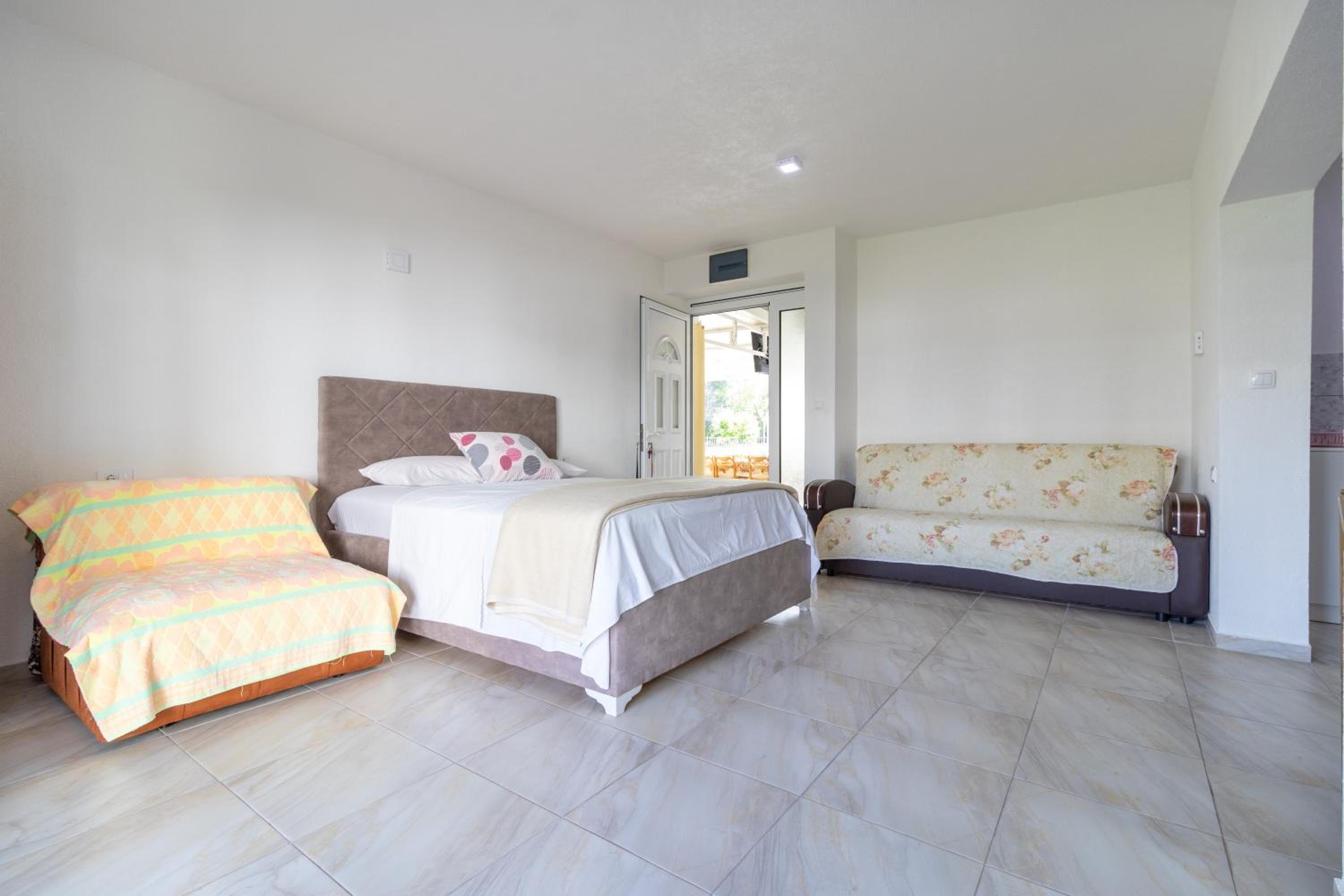 Tomi Guesthouse