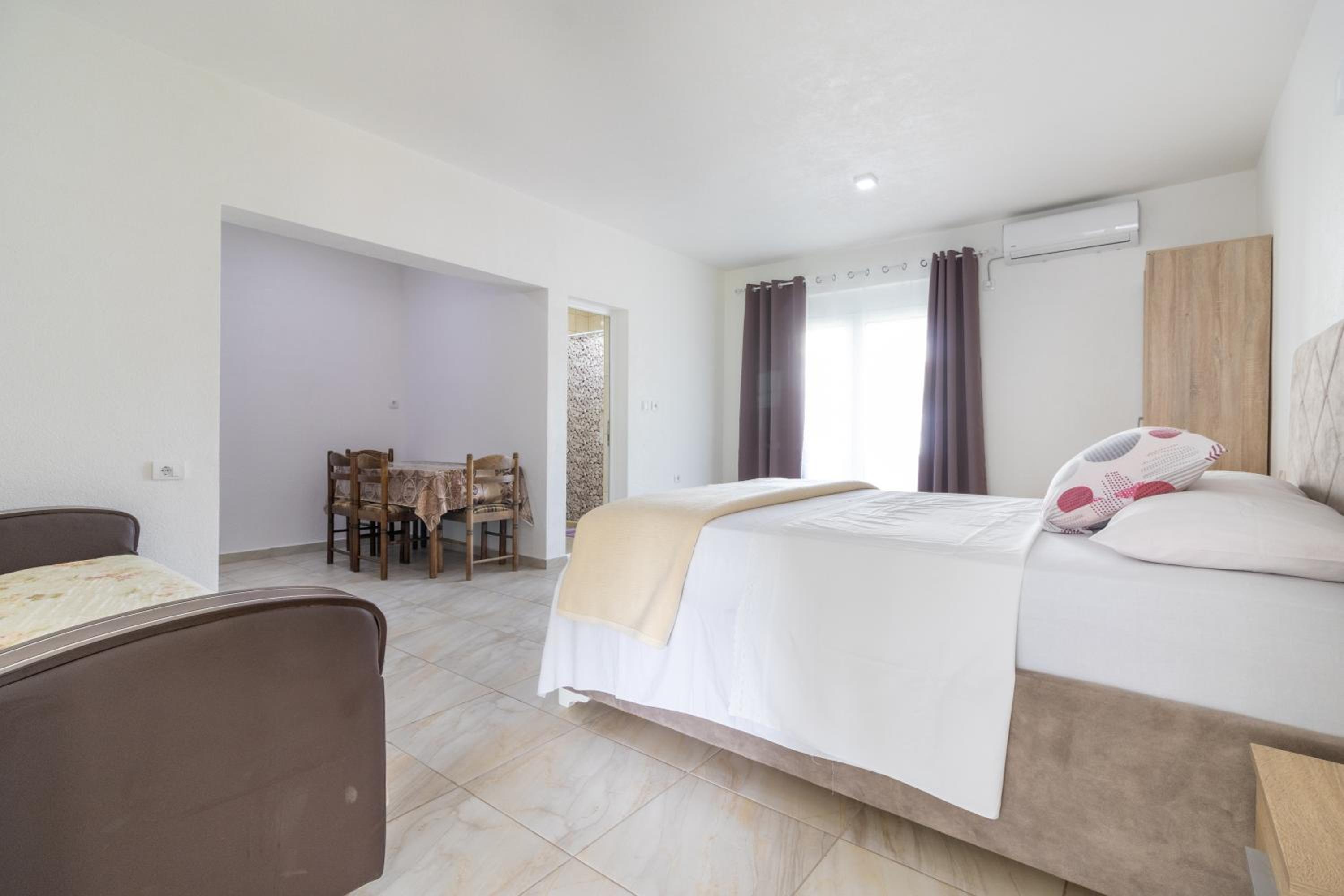 Tomi Guesthouse