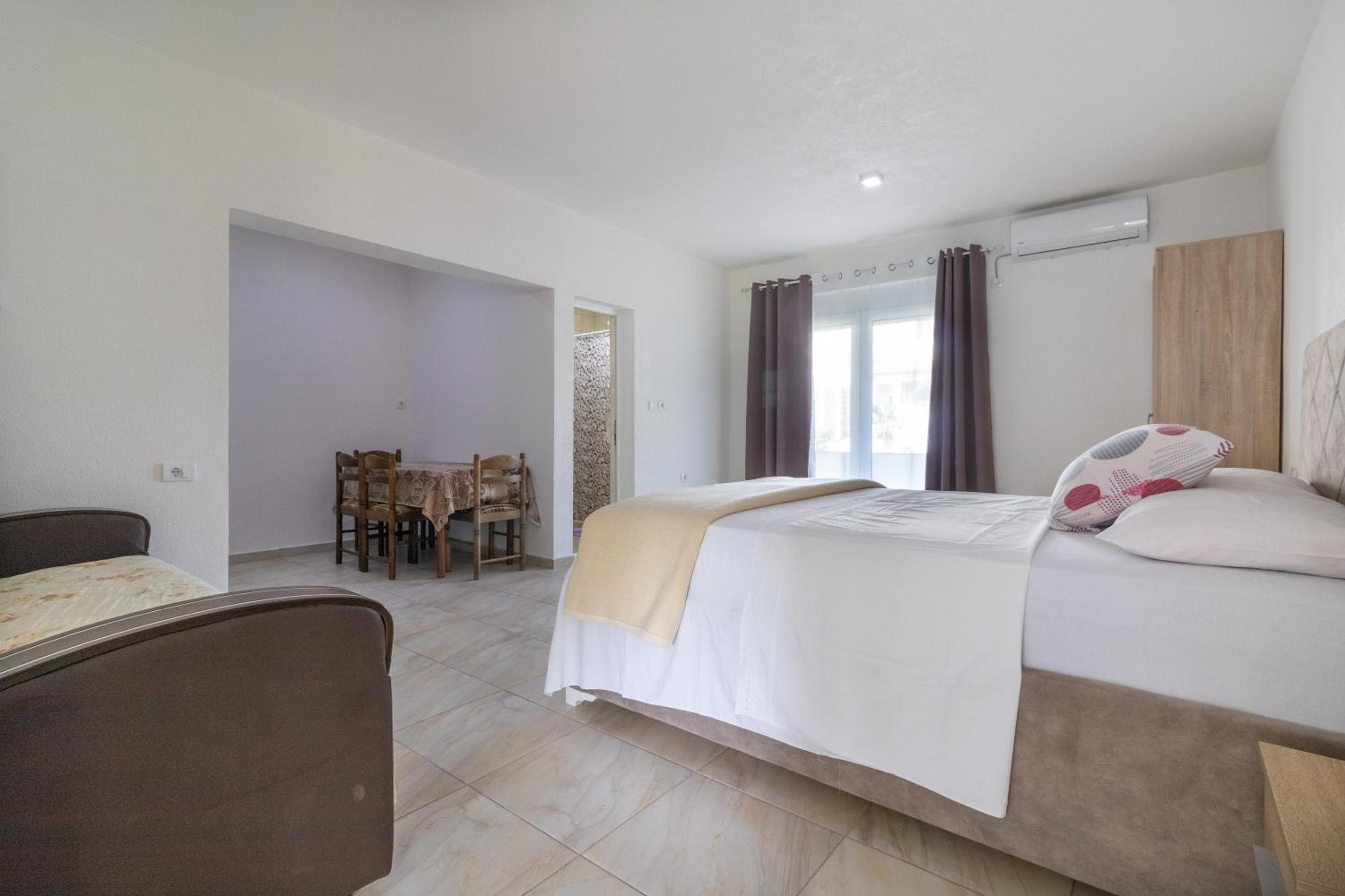 Tomi Guesthouse