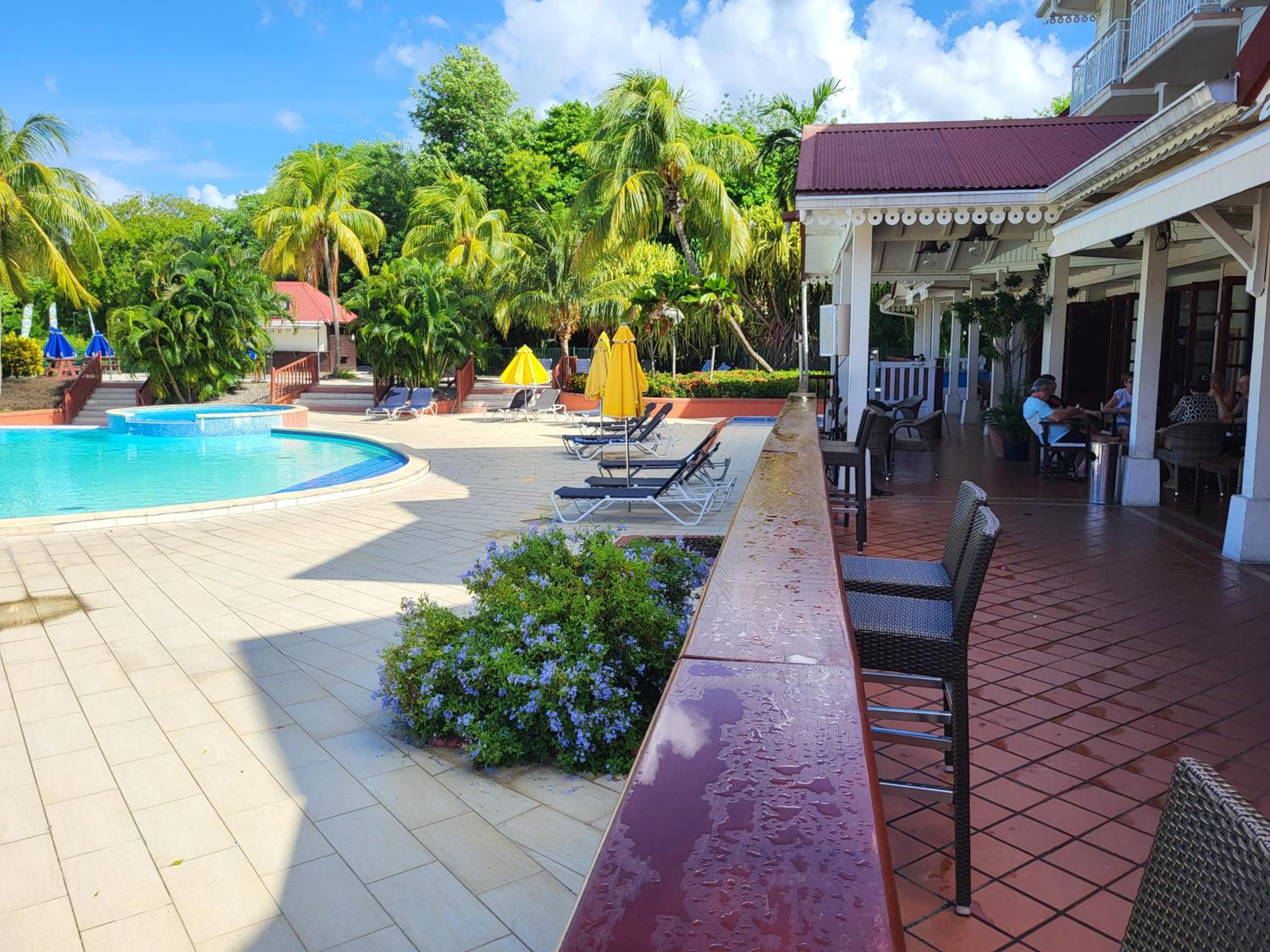Au beau village studio avec belle piscine view 5