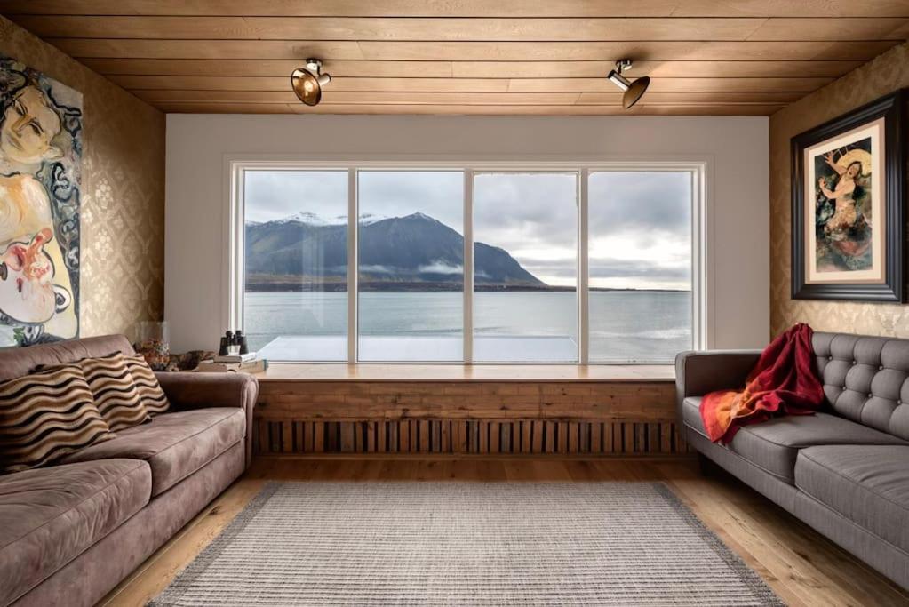 Art & Nature Retreat in Iceland - The Crib Rocks view 4