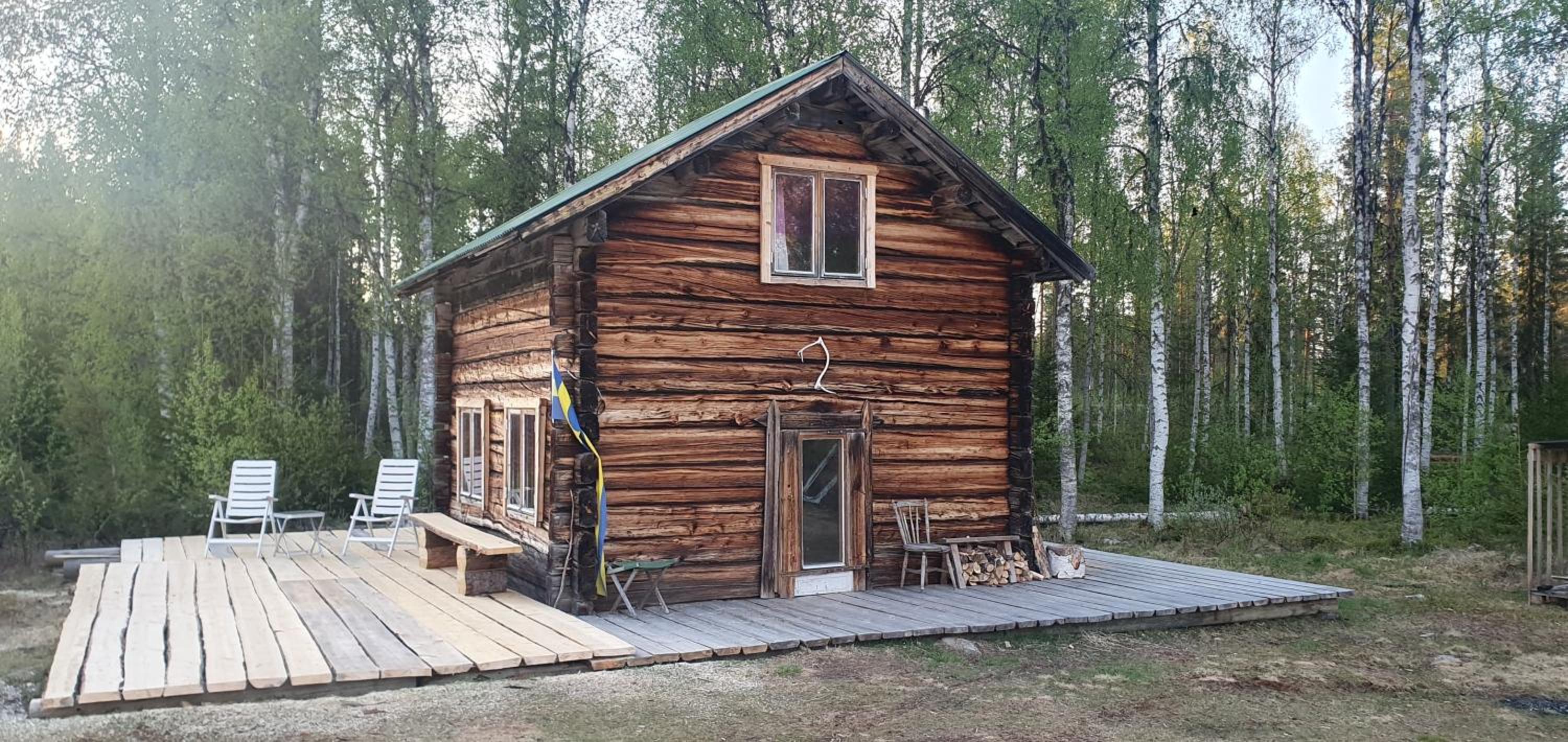 Gemütliche Blockhütte mit Außentoilette und Badezimmer im Haupthaus