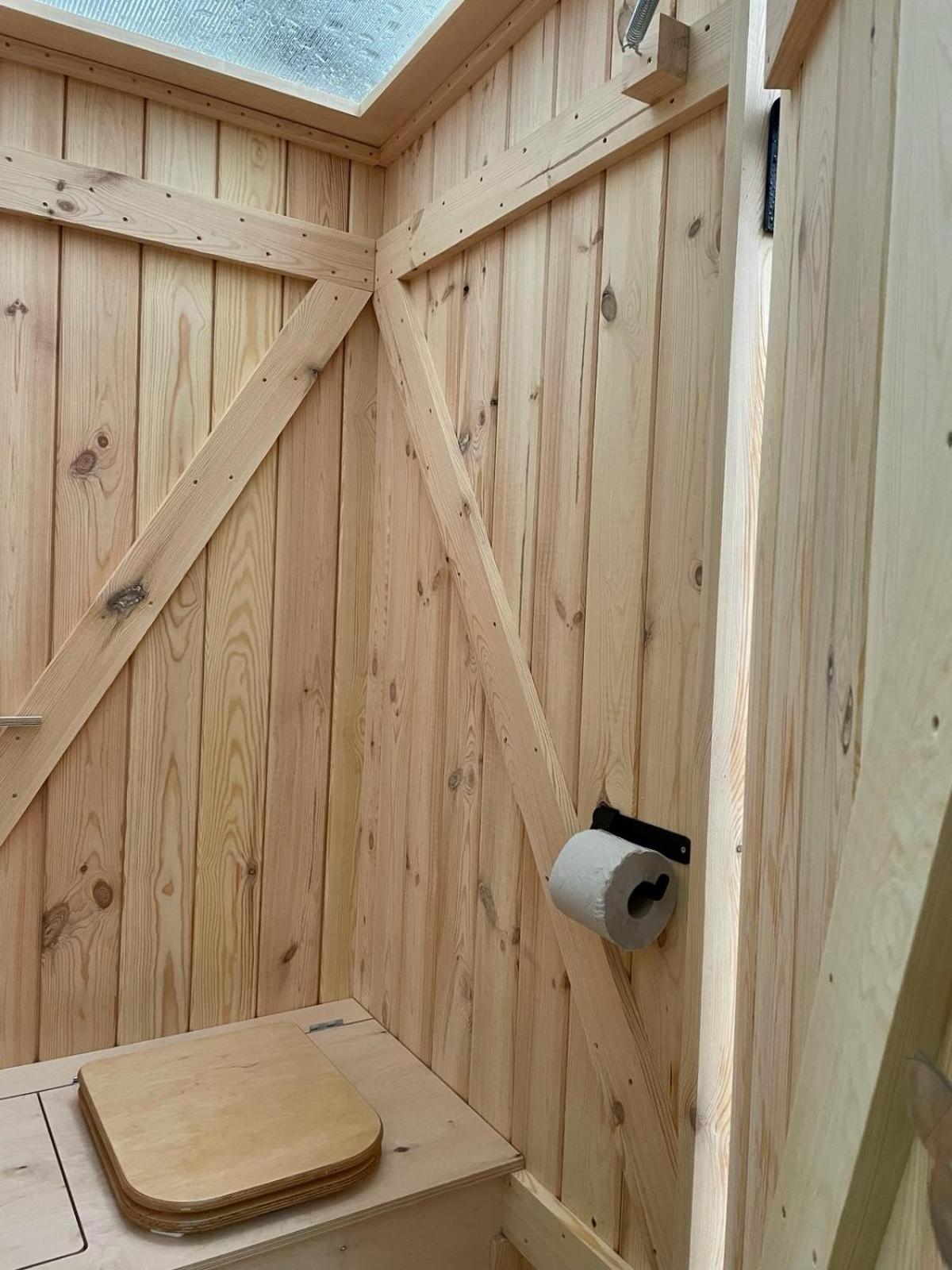 Gemütliche Blockhütte mit Außentoilette und Badezimmer im Haupthaus