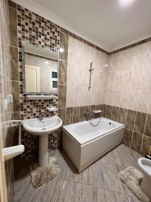 Premium 4-BR Hotel Apt In Madinty view 5