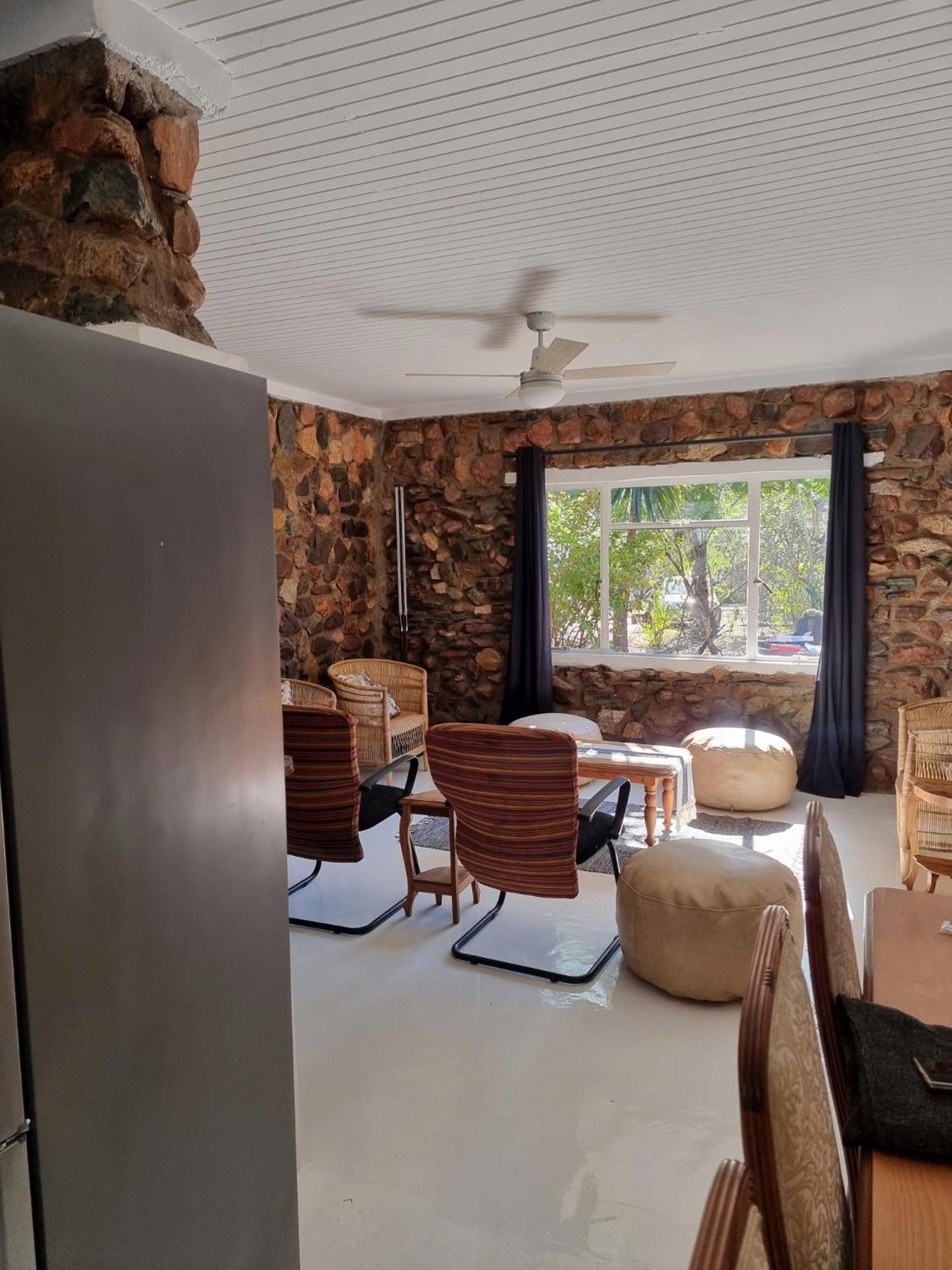 Luxury GuesthouseCo FlintstoneHouse