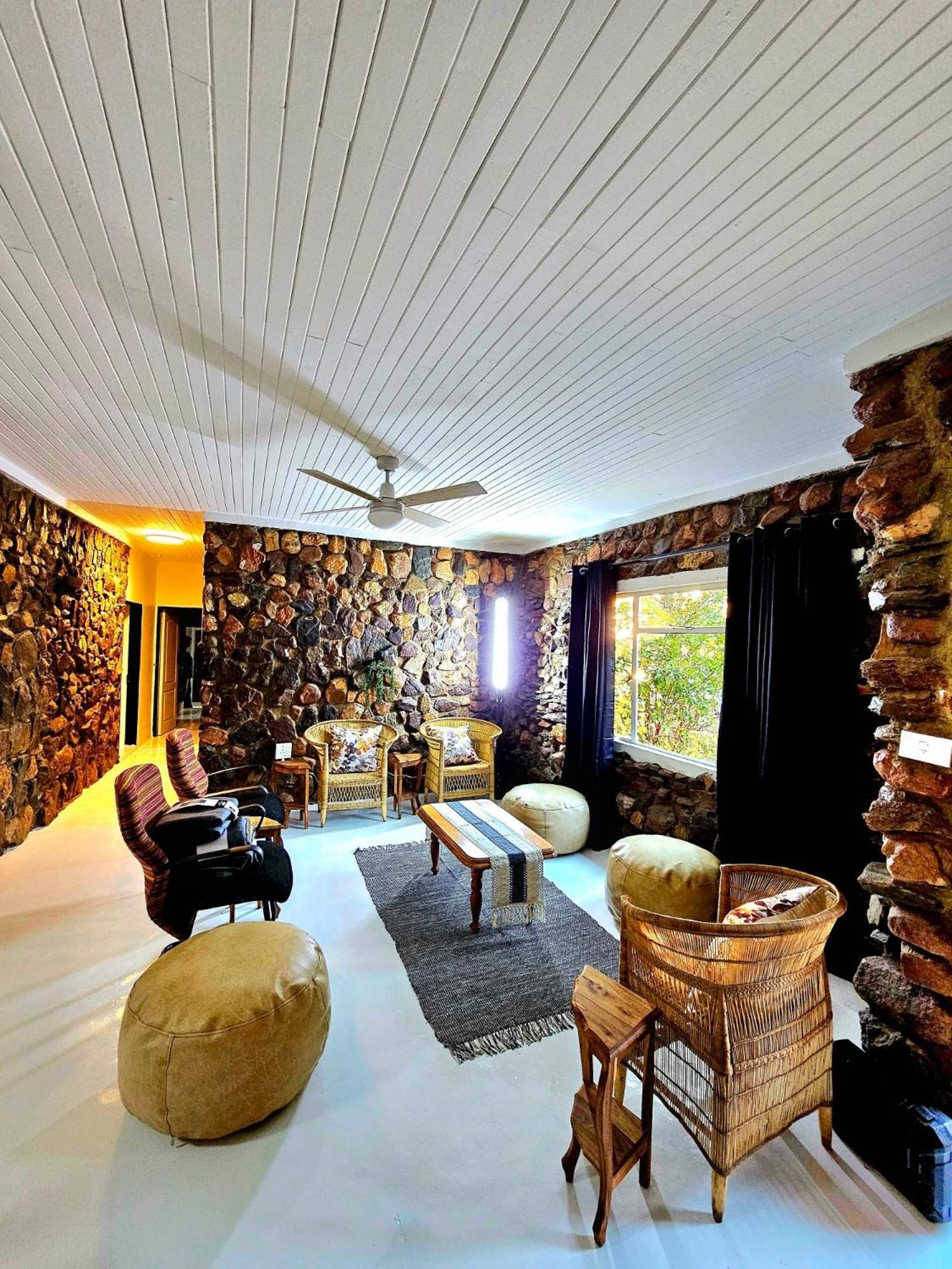 Luxury GuesthouseCo FlintstoneHouse