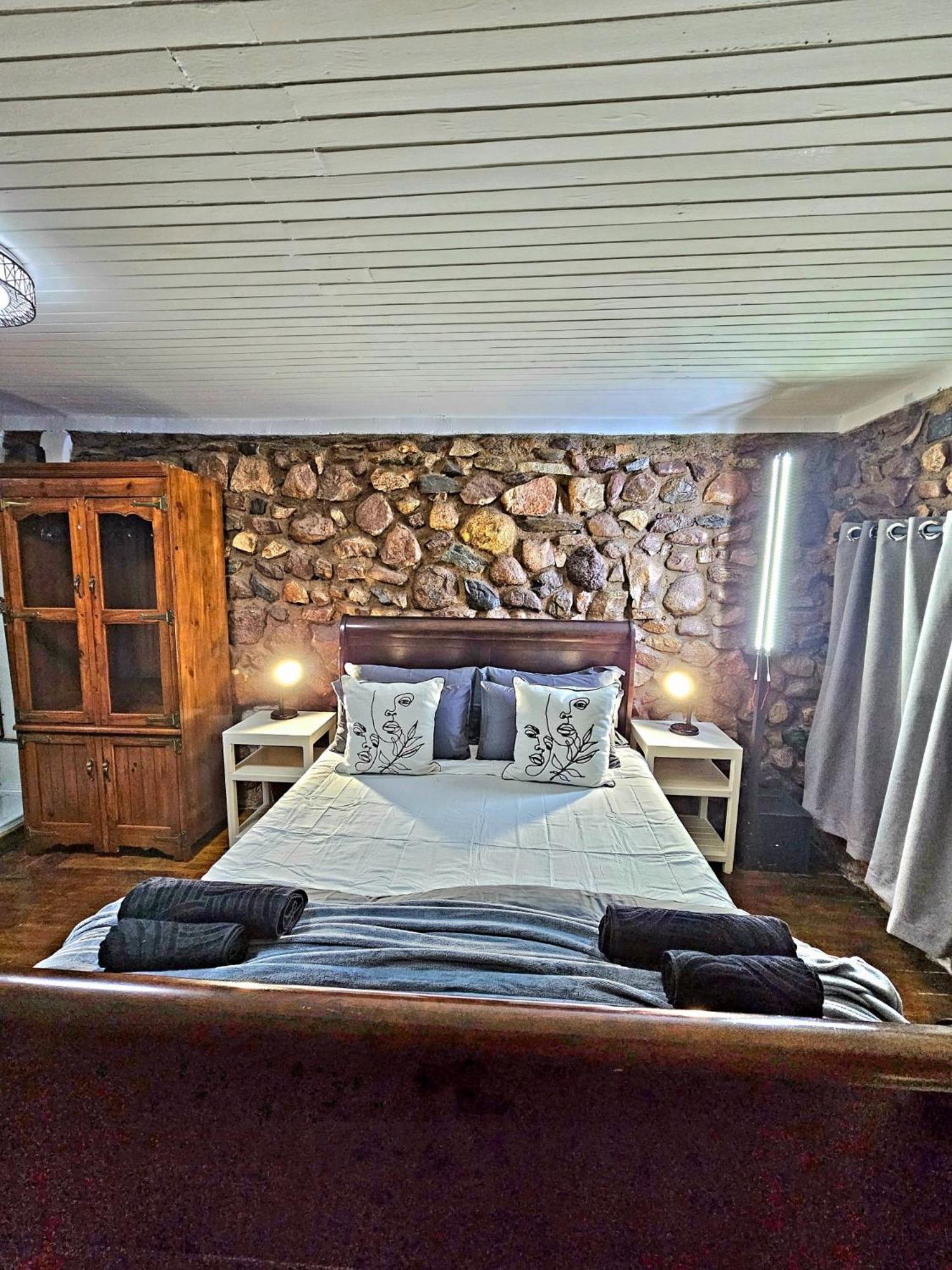 Luxury GuesthouseCo FlintstoneHouse