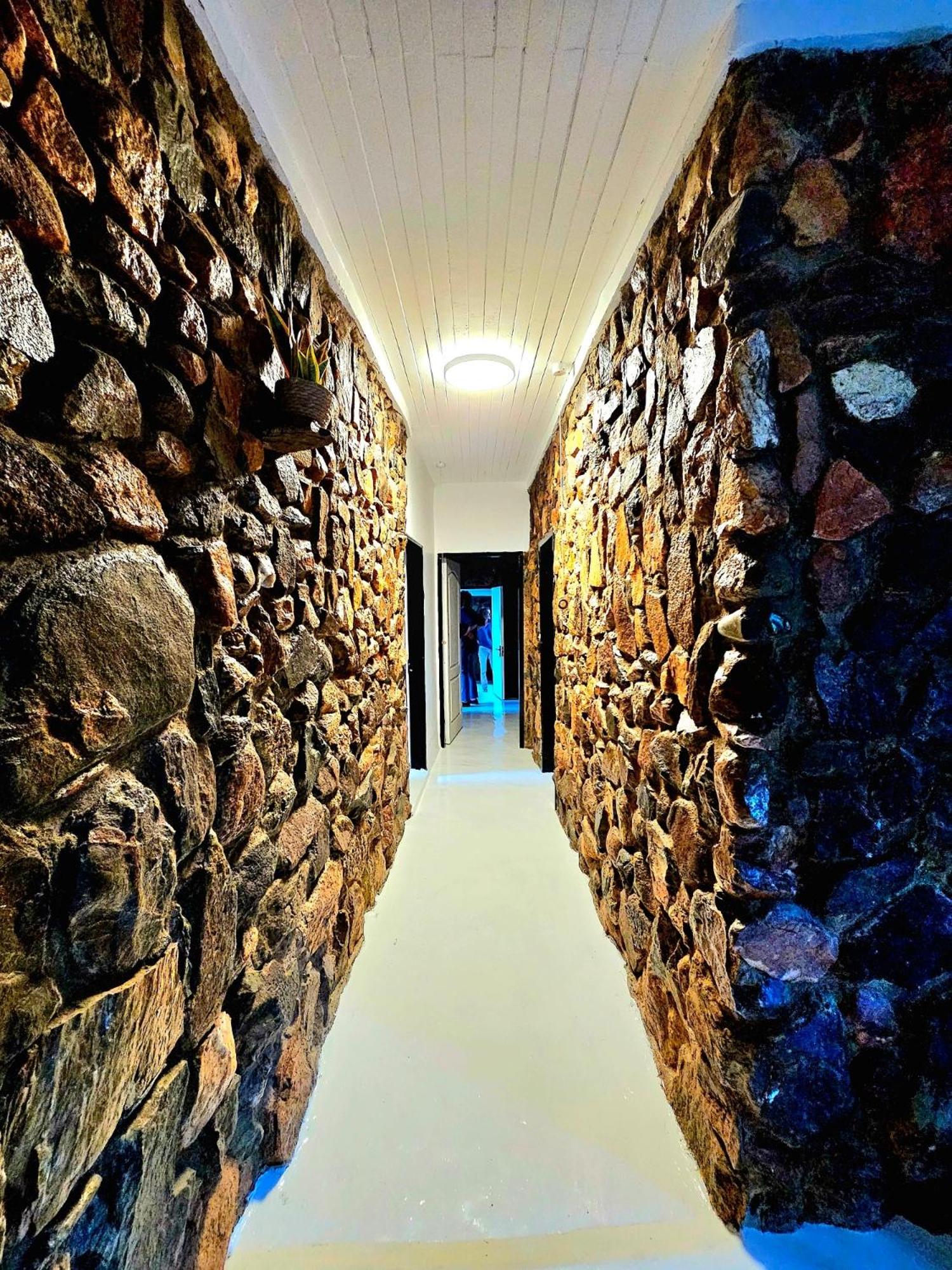 Luxury GuesthouseCo FlintstoneHouse