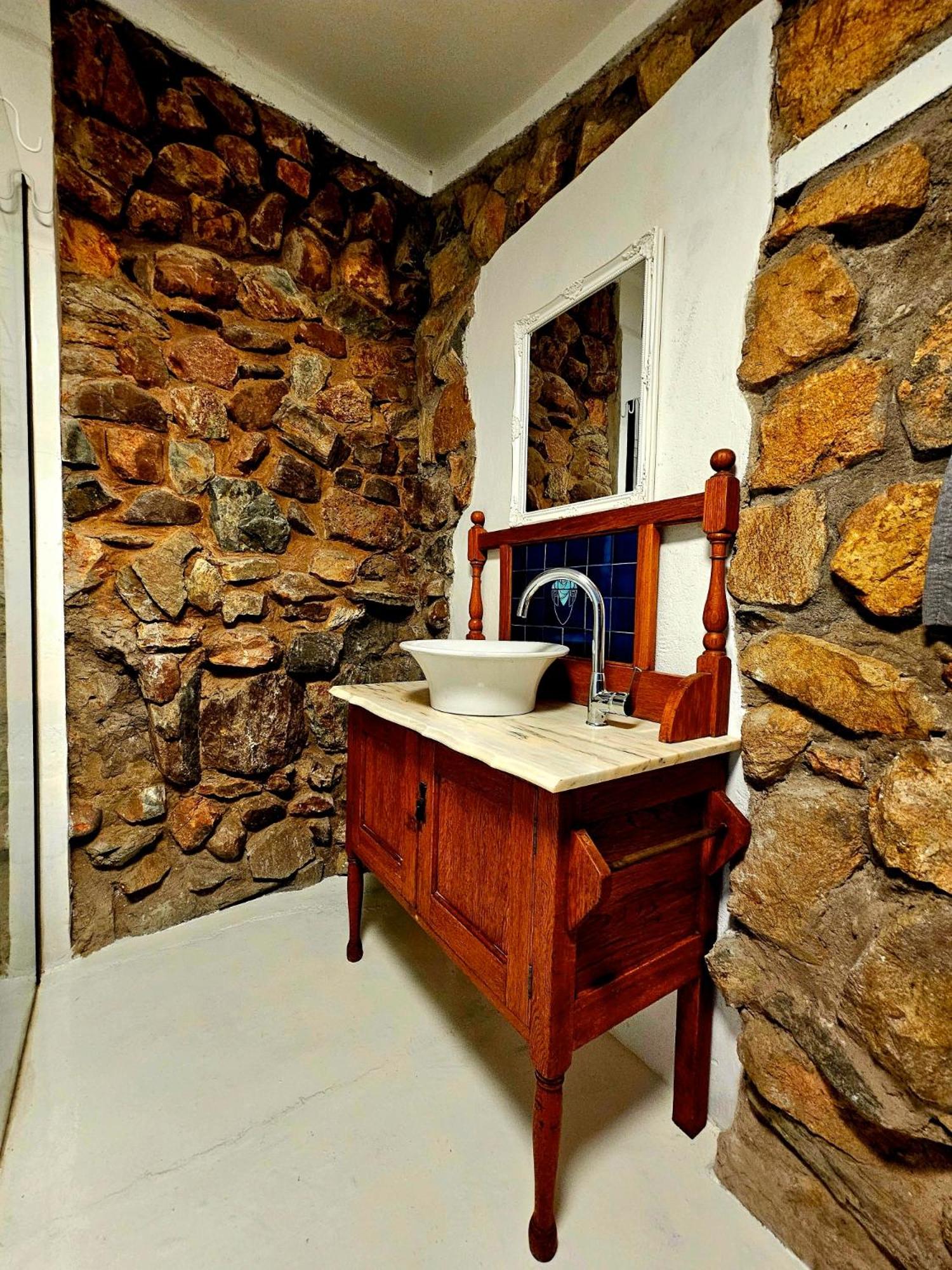 Luxury GuesthouseCo FlintstoneHouse
