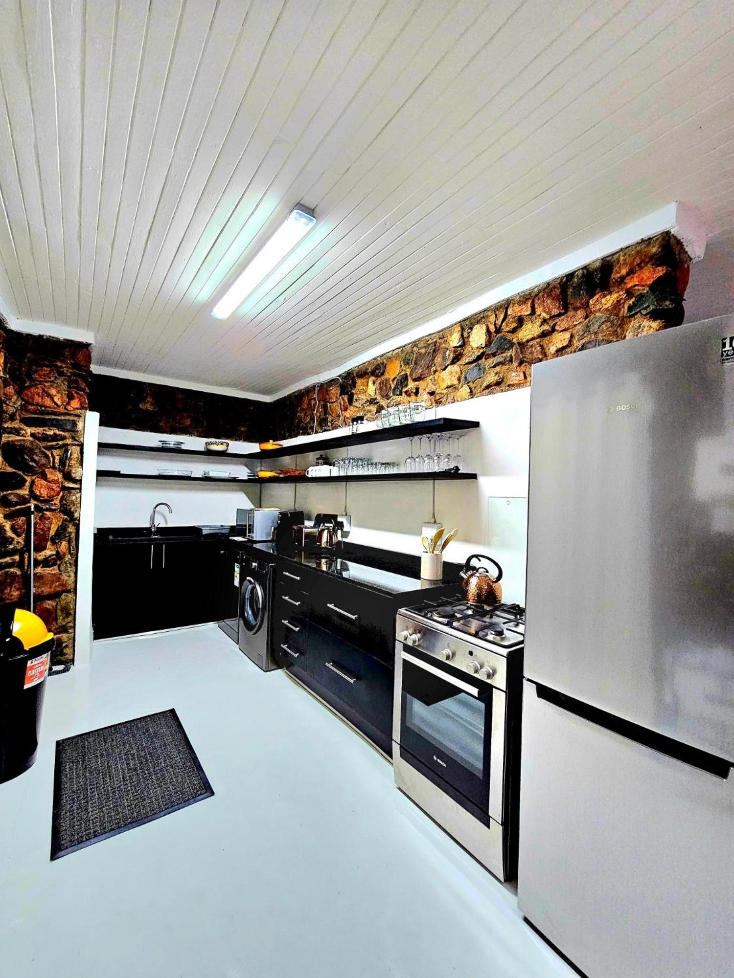 Luxury GuesthouseCo FlintstoneHouse