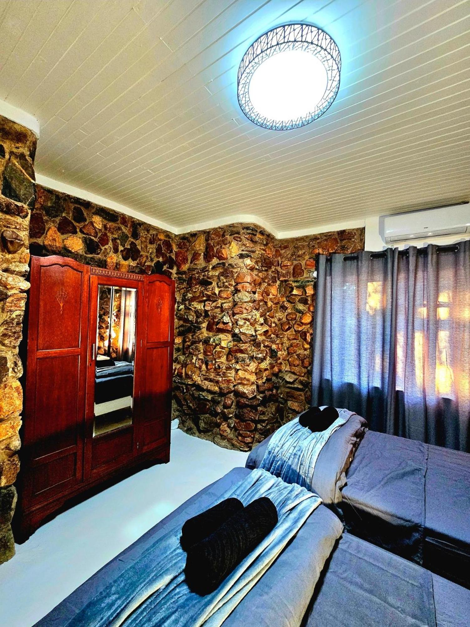 Luxury GuesthouseCo FlintstoneHouse