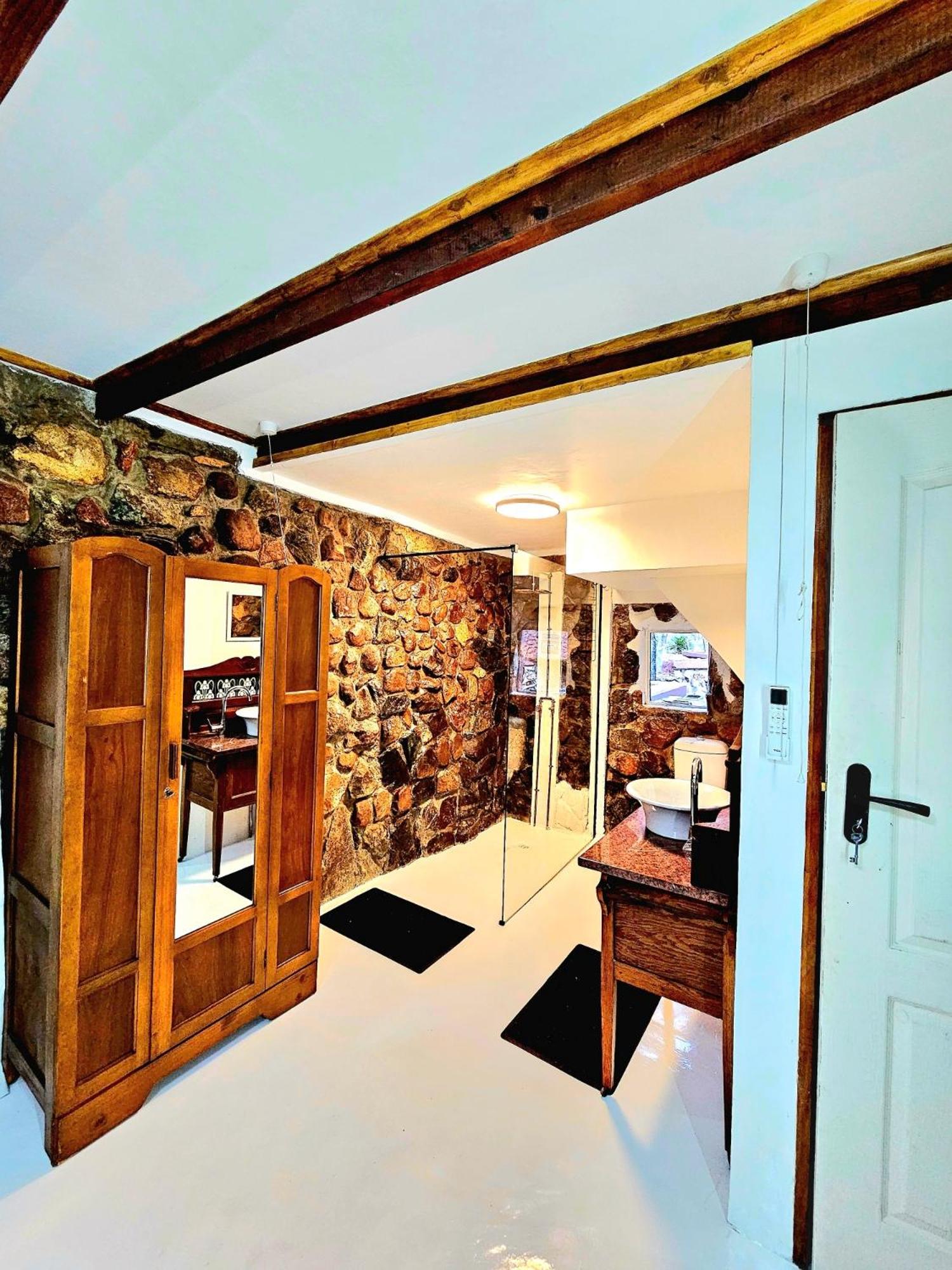 Luxury GuesthouseCo FlintstoneHouse