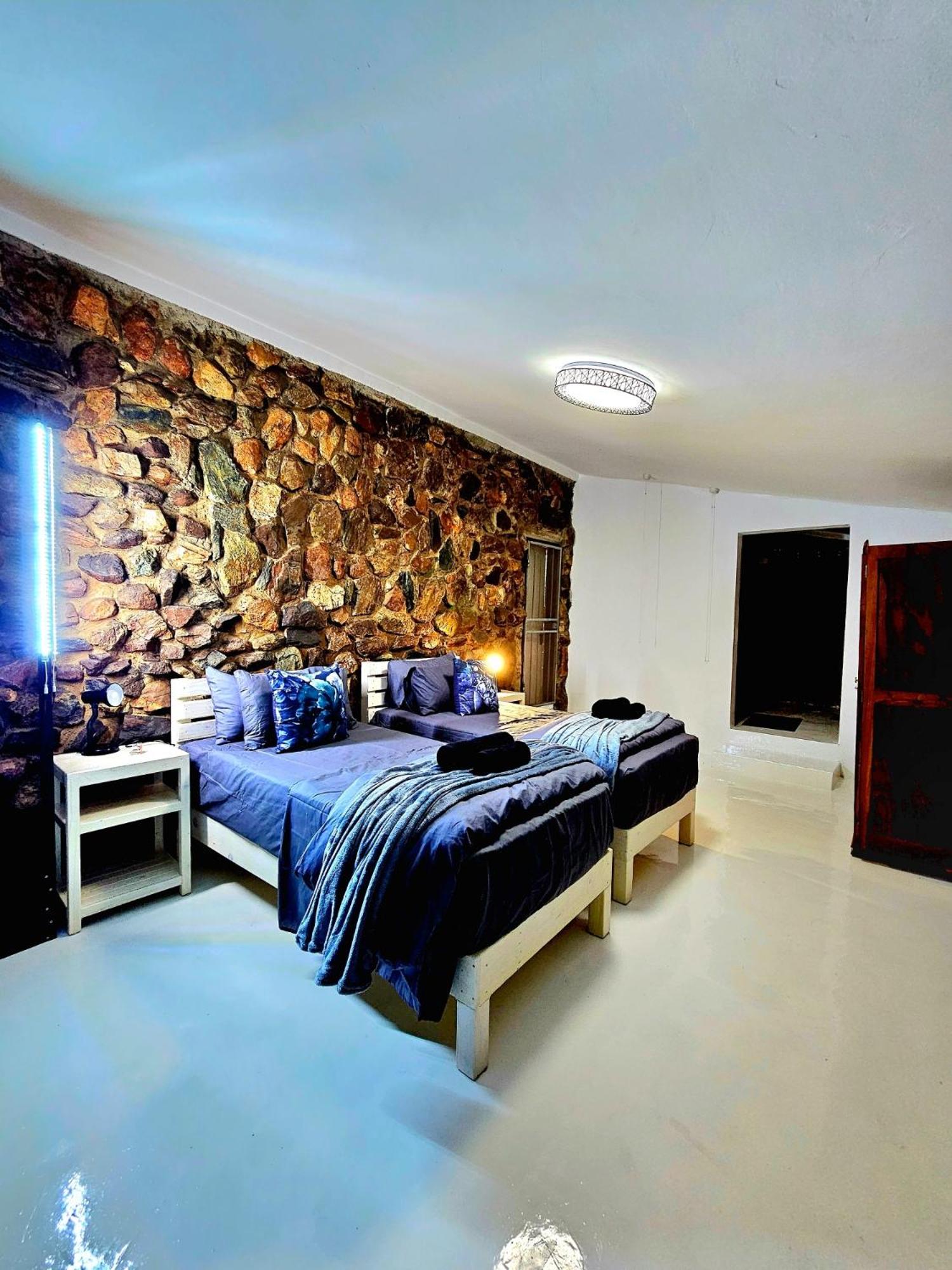 Luxury GuesthouseCo FlintstoneHouse