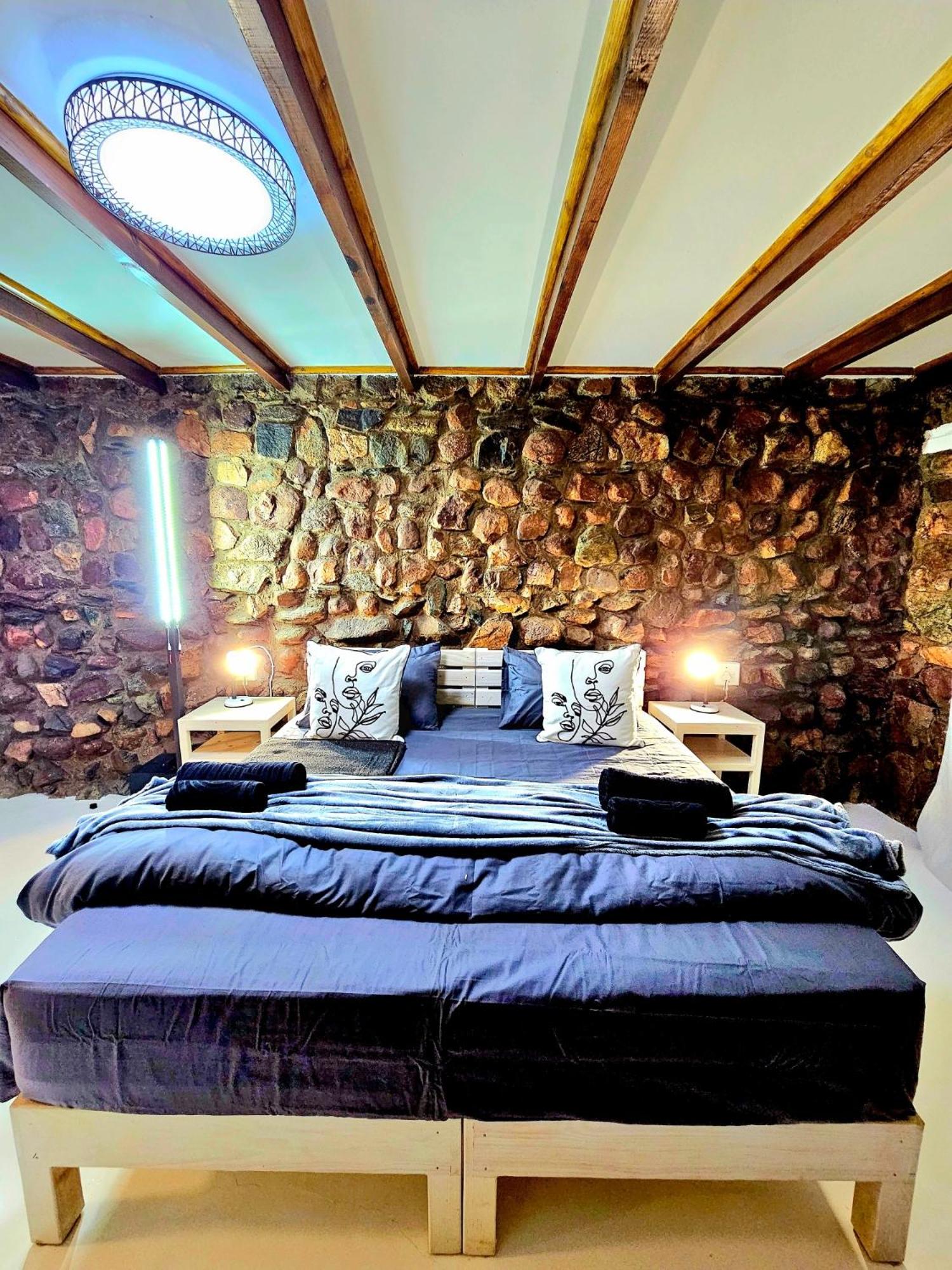 Luxury GuesthouseCo FlintstoneHouse
