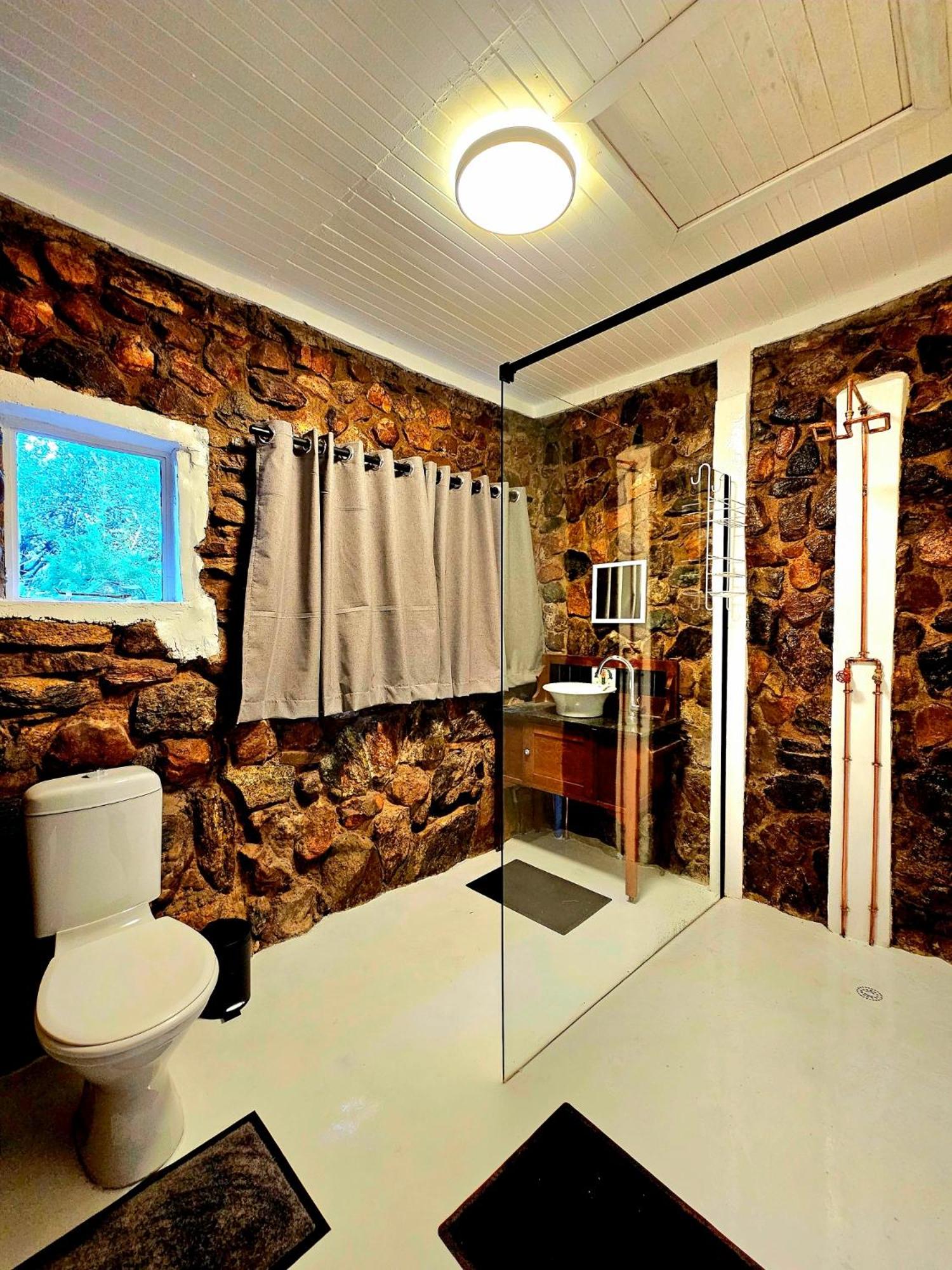 Luxury GuesthouseCo FlintstoneHouse