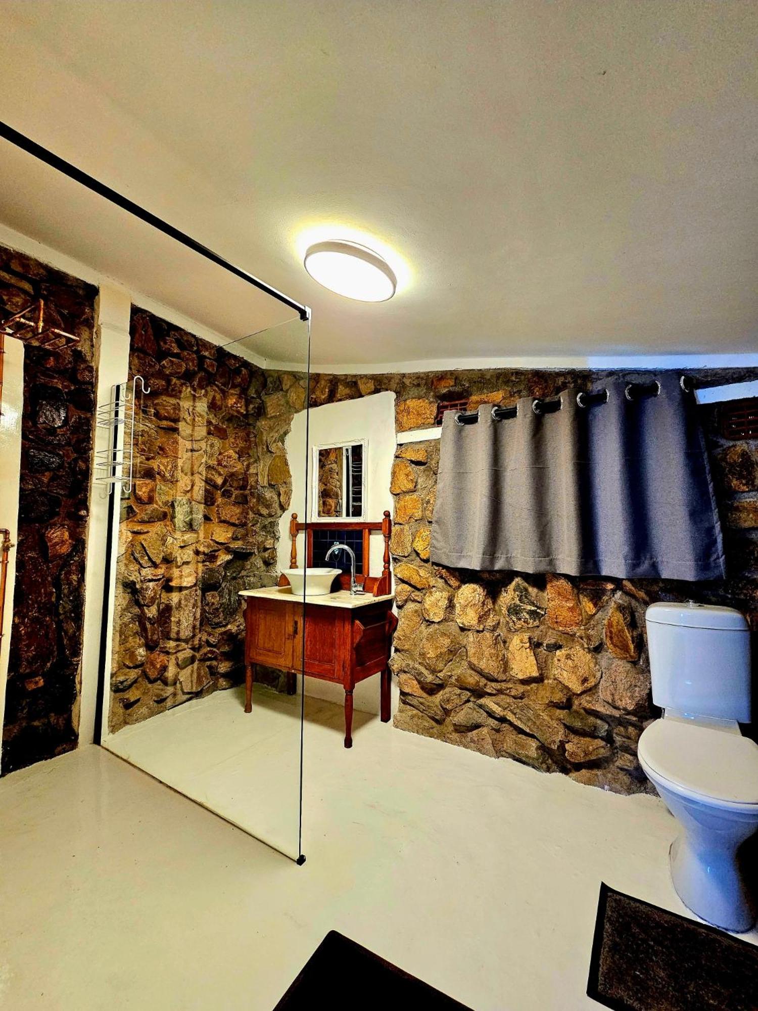 Luxury GuesthouseCo FlintstoneHouse