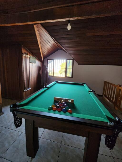 Casa grande com piscina Chácara do Dinho