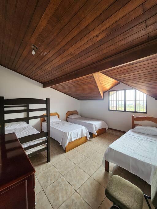 Casa grande com piscina Chácara do Dinho