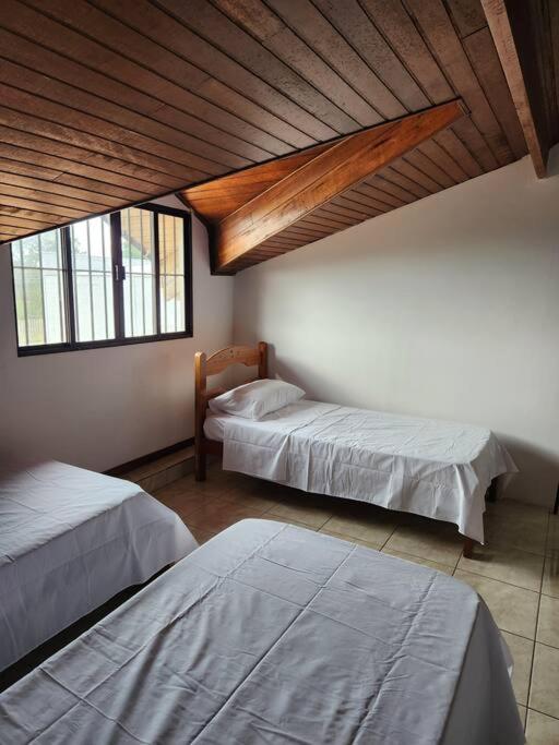 Casa grande com piscina Chácara do Dinho