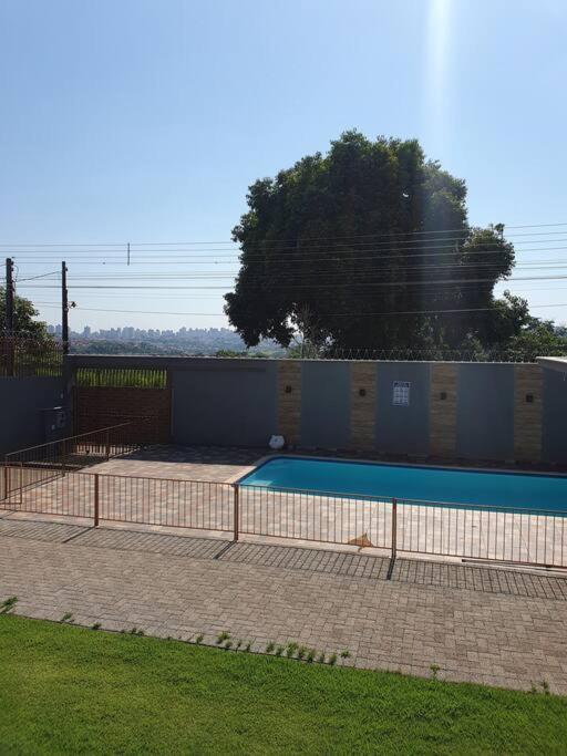 Casa grande com piscina Chácara do Dinho