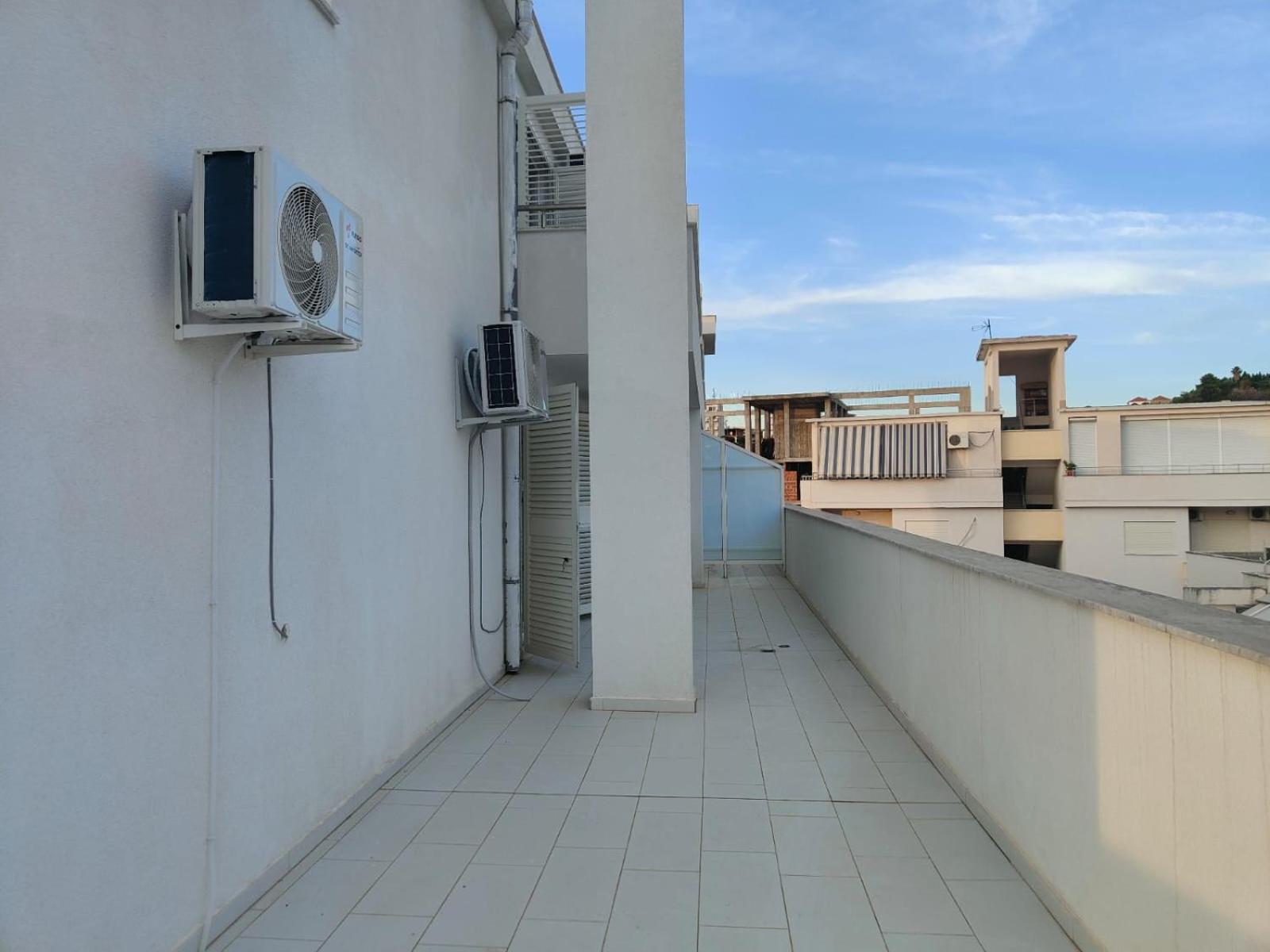 Penthouse d'exception avec Rooftop vue mer et colline 3 chambres sur 2 étages 100m de la plage