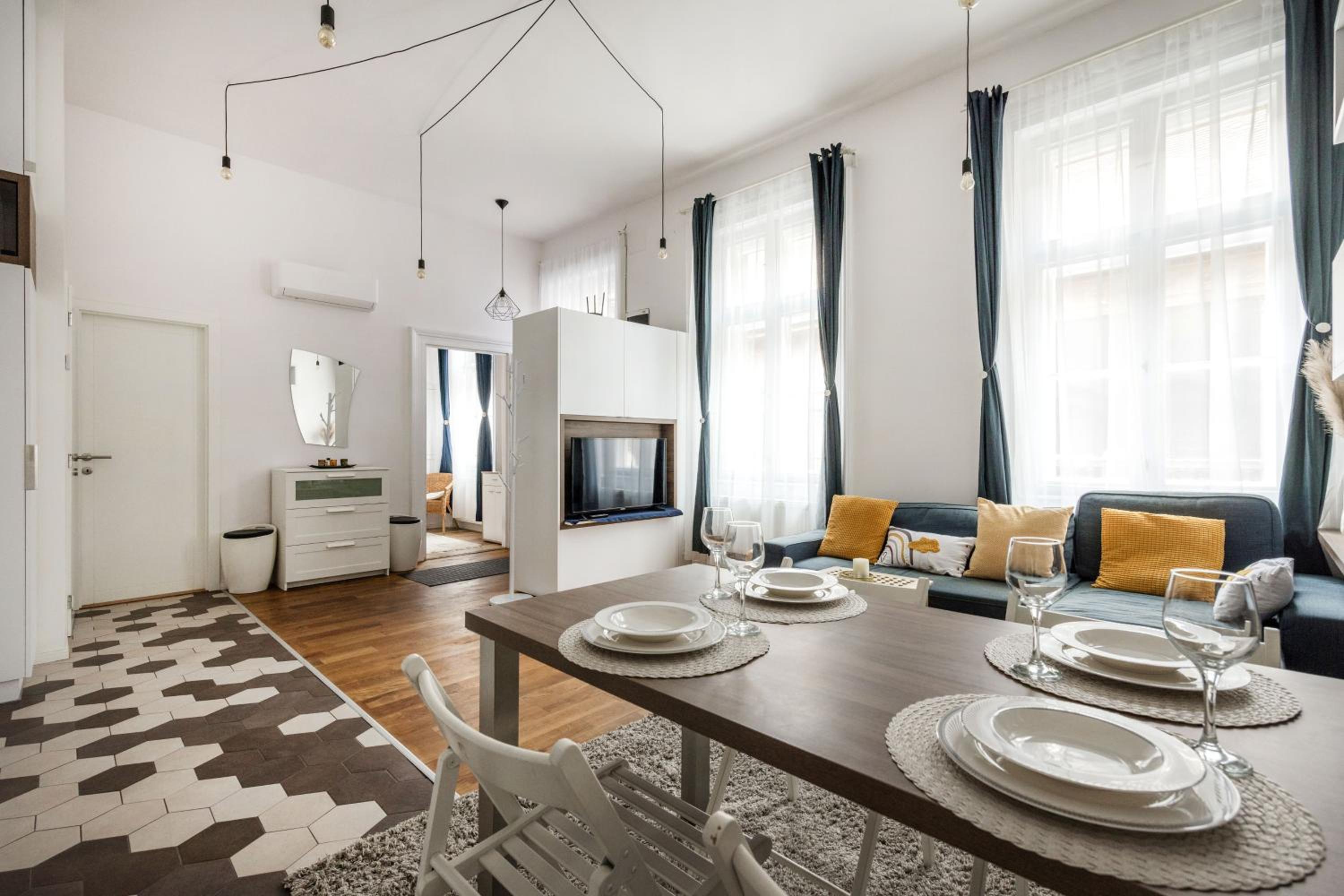Bright and peaceful apartment in the city centre view 3