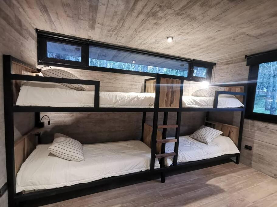 Casa moderna abraza la naturaleza en costa esmeralda