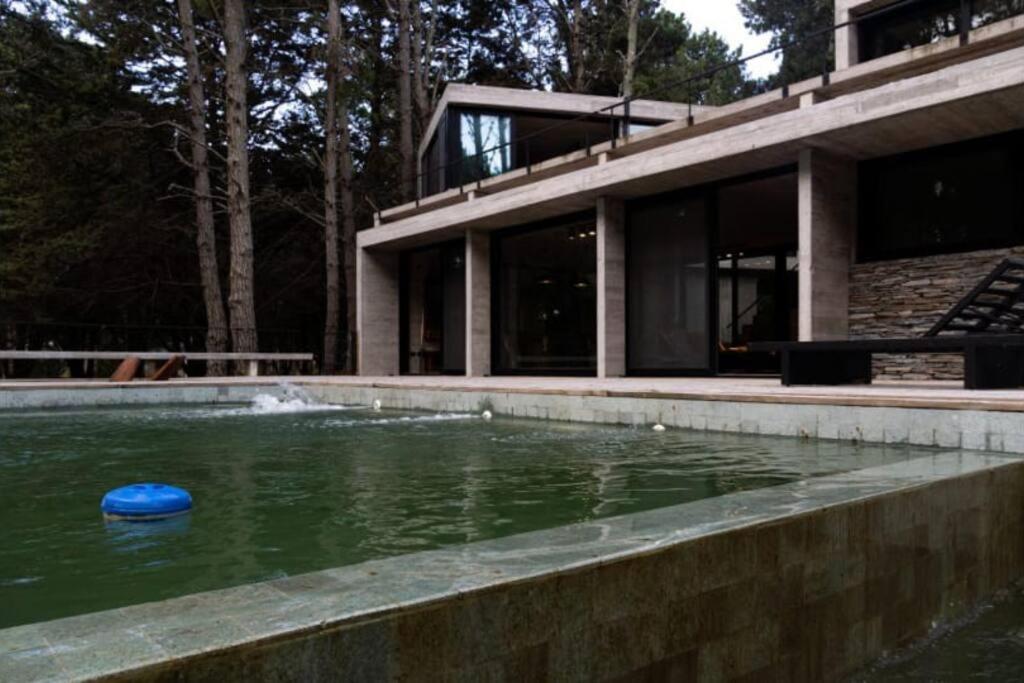 Casa moderna abraza la naturaleza en costa esmeralda