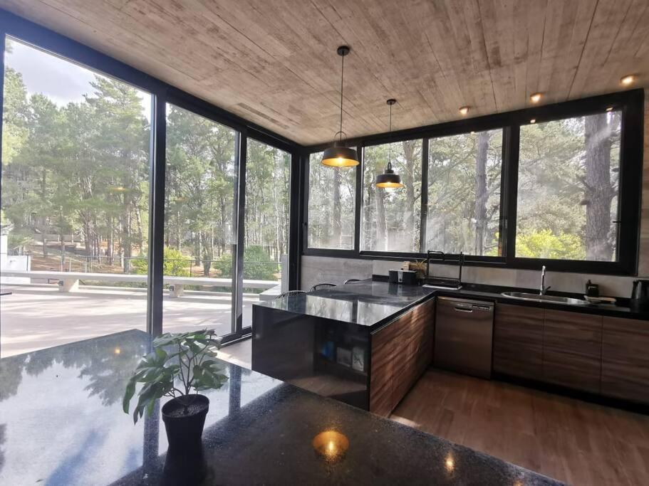 Casa moderna abraza la naturaleza en costa esmeralda