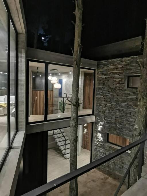 Casa moderna abraza la naturaleza en costa esmeralda