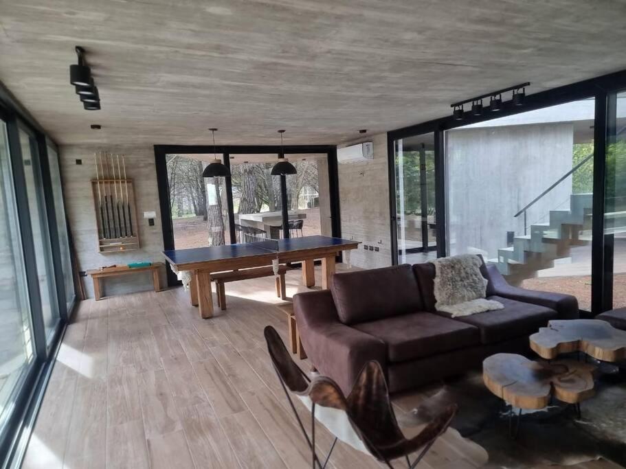 Casa moderna abraza la naturaleza en costa esmeralda