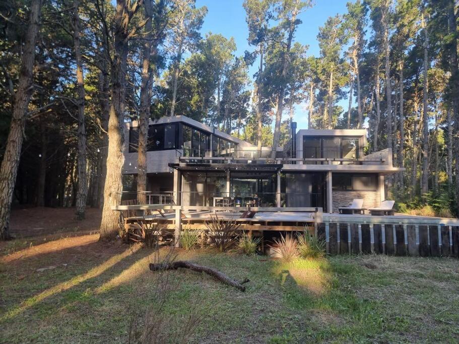 Casa moderna abraza la naturaleza en costa esmeralda