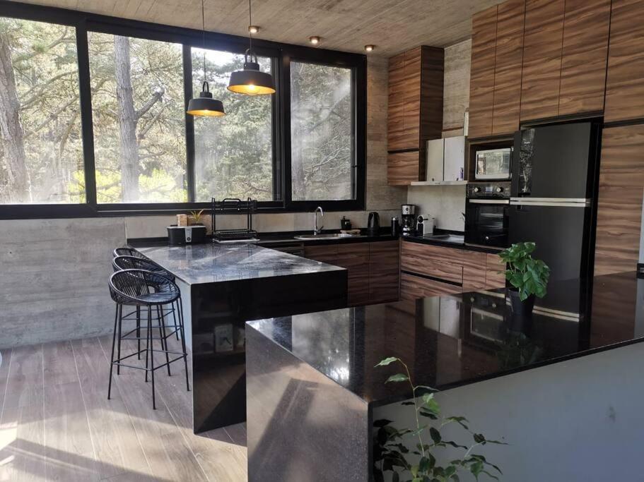 Casa moderna abraza la naturaleza en costa esmeralda