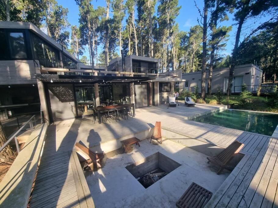 Casa moderna abraza la naturaleza en costa esmeralda